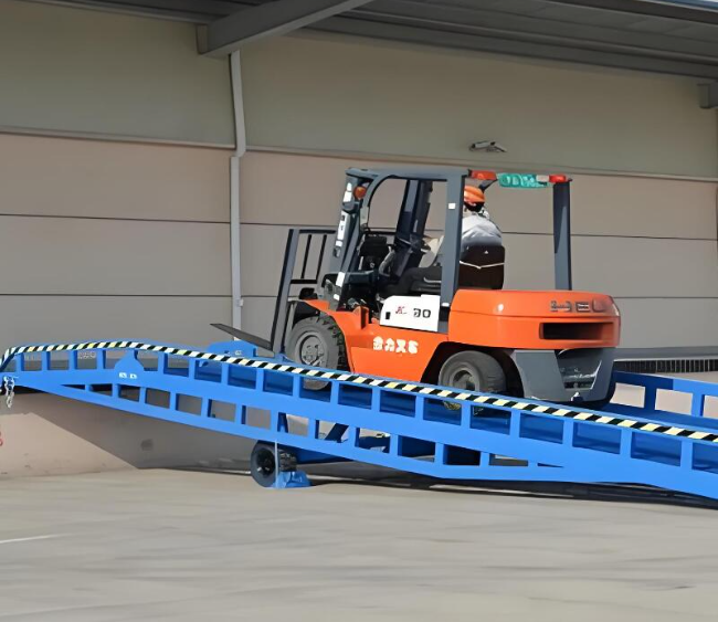 东明移动式卸货平台（叉车用）